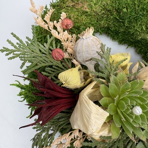 Kitartás - 2 kövirózsás, elegáns, szárazvirágokkal és termésekkel díszített, kegyeleti mohakoszorú (K-38)  - otthon & életmód - vallás - temetkezési tárgy - sírkoszorú, kegyeleti koszorú - Meska.hu