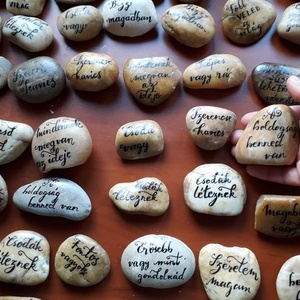 Kézzel festett, írt kavicsüzenet - művészet - festmény - akril - Meska.hu