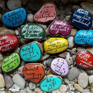 Színes üzenet kavicsok - otthon & életmód - dekoráció - asztal és polc dekoráció - kavics & kő - Meska.hu