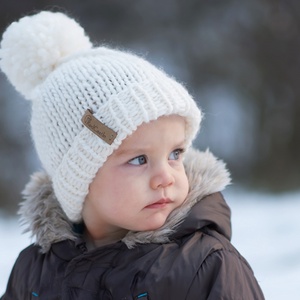 Világos bézs, kézzel kötött felhajtós pom-pom sapka 0-3 hó készletről  - ruha & divat - babaruha & gyerekruha - babasapka - Meska.hu