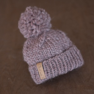 Világos bézs, kézzel kötött felhajtós pom-pom sapka 0-3 hó készletről  - Meska.hu