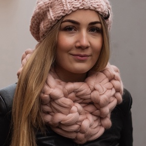 Női púder rózsaszín körsál:  extra vastag, kötött női gyapjú bebújós sál  - ruha & divat - sál, sapka, kendő - sál - Meska.hu