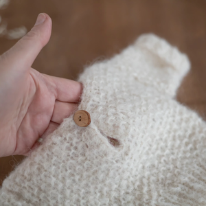  Pulóver és nadrág szett újszülött méret, törtfehér, kézzel kötött gyapjúfonalból - ruha & divat - babaruha & gyerekruha - babafotózási ruha és kellék - Meska.hu