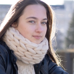 Krém színű női körsál nyakmelegítő  extra vastag, kézzel kötött designer gyapjú csősál - Meska.hu