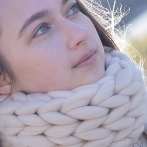 Krém színű női körsál nyakmelegítő  extra vastag, kézzel kötött designer gyapjú csősál - ruha & divat - sál, sapka, kendő - sál - Meska.hu