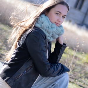 Női körsál: zsálya színű, extra vastag, kötött gyapjú bebújós sál - Meska.hu