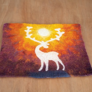 Egyedi, nemezelt kép szarvas / gímszarvas motívummal, vörös-sárga naplemente árnyalatokban - művészet - textilkép - egyéb - Meska.hu