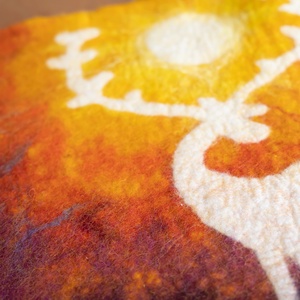 Egyedi, nemezelt kép szarvas / gímszarvas motívummal, vörös-sárga naplemente árnyalatokban - művészet - textilkép - egyéb - Meska.hu