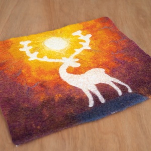 Egyedi, nemezelt kép szarvas / gímszarvas motívummal, vörös-sárga naplemente árnyalatokban - Meska.hu