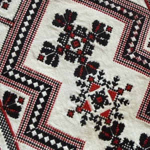 Piros-fekete népi ornamentikáju asztali futó - otthon & életmód - lakástextil - abrosz, terítő - asztalfutó - Meska.hu