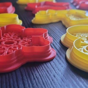  Karácsonyi mézeskalács sütikiszúró szett � 10 db-os piros-sárga ünnepi, családi 3D nyomtatott kekszforma  - otthon & életmód - konyhafelszerelés, tálalás - sütés, főzés - sütikiszúró - Meska.hu