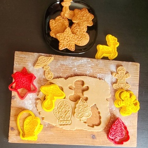  Karácsonyi mézeskalács sütikiszúró szett � 10 db-os piros-sárga ünnepi, családi 3D nyomtatott kekszforma  - Meska.hu
