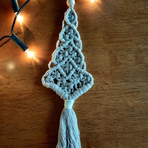 Makramé fenyőfa ajtódísz, karácsonyi dekoráció - karácsony - karácsonyi lakásdekoráció - karácsonyi lakásdíszek - Meska.hu