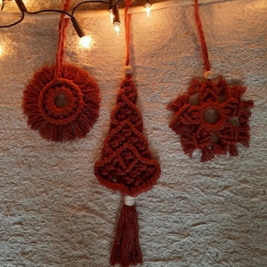 Makramé fenyőfás fali dísz - karácsony - karácsonyi lakásdekoráció - karácsonyi lakásdíszek - Meska.hu