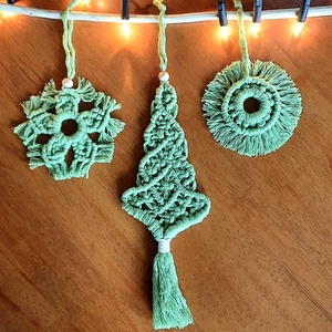 Makramé fenyőfás fali dísz - karácsony - karácsonyi lakásdekoráció - karácsonyi lakásdíszek - Meska.hu