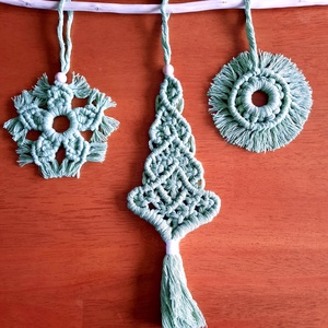 Makramé fenyőfás fali dísz - karácsony - karácsonyi lakásdekoráció - karácsonyi lakásdíszek - Meska.hu