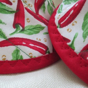 Edényfogó, fedőfogó, fülfogó - paprika mintával, fehér alapon, piros akasztóval, piros szegéllyel (2 db) leírása -  - Meska.hu