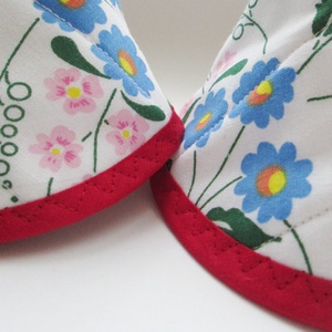 Edényfogó, fedőfogó, fülfogó - stilizált magyaros mintával, piros szegéllyel (2 db)  - otthon & életmód - konyhafelszerelés, tálalás - konyhai textil - edényfogó & edényfedő - Meska.hu