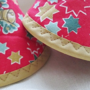 Edényfogó, fedőfogó, fülfogó -  karácsonyi mintás, aranysárga színű szegéllyel (2 db) - karácsony - karácsonyi sütés-főzés - Meska.hu