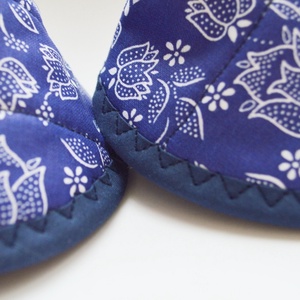 Edényfogó, fedőfogó, fülfogó -  kékfestő mintával, sötétkék szegéllyel (2 db) - otthon & életmód - konyhafelszerelés, tálalás - konyhai textil - edényfogó & edényfedő - Meska.hu