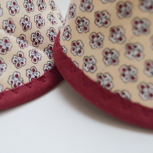 Edényfogó, fedőfogó, fülfogó -  apró mintával, bordó szegéllyel (2 db) - otthon & életmód - konyhafelszerelés, tálalás - konyhai textil - edényfogó & edényfedő - Meska.hu