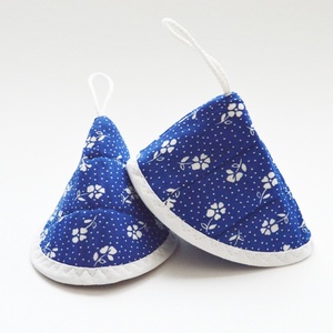 Edényfogó, fedőfogó, fülfogó - kék, fehér virágos mintával, fehér szegéllyel (2 db) leírása - otthon & életmód - konyhafelszerelés, tálalás - konyhai textil - edényfogó & edényfedő - Meska.hu