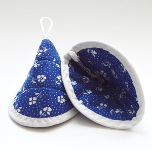 Edényfogó, fedőfogó, fülfogó - kék, fehér virágos mintával, fehér szegéllyel (2 db) leírása - otthon & életmód - konyhafelszerelés, tálalás - konyhai textil - edényfogó & edényfedő - Meska.hu