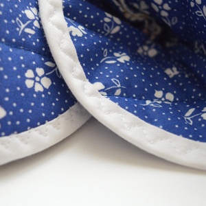 Edényfogó, fedőfogó, fülfogó - kék, fehér virágos mintával, fehér szegéllyel (2 db) leírása - otthon & életmód - konyhafelszerelés, tálalás - konyhai textil - edényfogó & edényfedő - Meska.hu