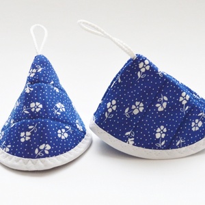 Edényfogó, fedőfogó, fülfogó - kék, fehér virágos mintával, fehér szegéllyel (2 db) leírása - otthon & életmód - konyhafelszerelés, tálalás - konyhai textil - edényfogó & edényfedő - Meska.hu