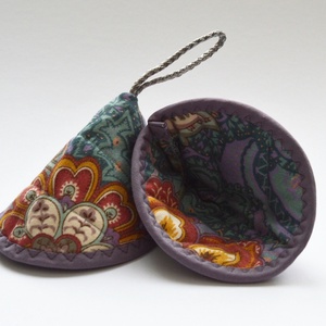 Edényfogó, fedőfogó, fülfogó - virágos mintával, orgonalila szegéllyel - otthon & életmód - konyhafelszerelés, tálalás - konyhai textil - edényfogó & edényfedő - Meska.hu