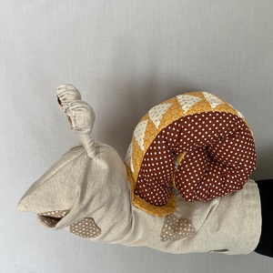 Csodacsiga báb - Barna - játék & sport - bábok - kesztyűbáb - Meska.hu