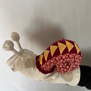 Csodacsiga báb - Bordó - sárga - játék & sport - bábok - kesztyűbáb - Meska.hu