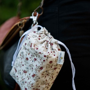 Textil zacskó tartó - Bordó apró virágos - Meska.hu