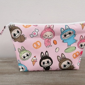 Labubus neszeszer, Táska & Tok, Neszesszer, , Labubus cipzáras neszeszer
Külső anyaga vizhatlan,pamutvászonnal bélelve.
Mérete:19x25cm, MESKA