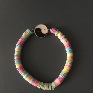 Színes cukorka karkötő yin yang dísszel , Ékszer, Karkötő, Charm karkötő, Csomózás, Gyöngyfűzés, gyöngyhímzés, MESKA