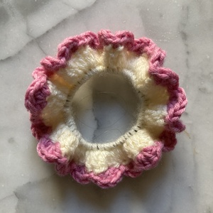 Horgolt scrunchie fodros szegéllyel  - Meska.hu
