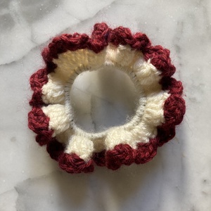 Horgolt scrunchie fodros szegéllyel  - ruha & divat - hajdísz & hajcsat - hajgumi - Meska.hu