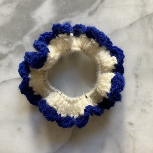 Horgolt scrunchie fodros szegéllyel  - ruha & divat - hajdísz & hajcsat - hajgumi - Meska.hu