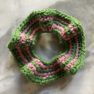 Rózsaszín csíkos horgolt scrunchie - Meska.hu