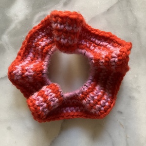 Rózsaszín csíkos horgolt scrunchie - ruha & divat - hajdísz & hajcsat - hajgumi - Meska.hu