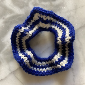 Fehér csíkos horgolt scrunchie  - Meska.hu
