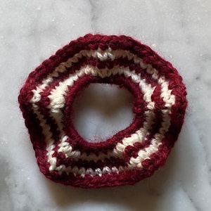 Fehér csíkos horgolt scrunchie  - ruha & divat - hajdísz & hajcsat - hajgumi - Meska.hu