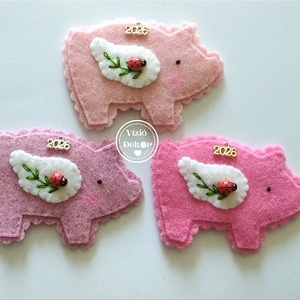 Malac újévi  hűtőmágnes csomag, Otthon & Életmód, Konyhafelszerelés, tálalás, Konyhai dekoráció, Hűtőmágnes, Varrás, MESKA