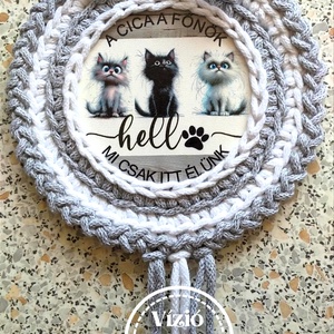 Horgolt  cica a főnök tábladísz - otthon & életmód - dekoráció - fali és függő dekoráció - függődísz - Meska.hu