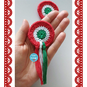 Kokárda horgolt masnis (kitűző alappal a hátulján) - ékszer - kitűző és bross - Meska.hu
