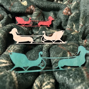 Vidám kutyás karácsonyfadísz  tacskó húzza a szánt! - 3db - karácsony - karácsonyi lakásdekoráció - karácsonyfadíszek - Meska.hu