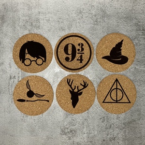 Harry Potter varázsvilágát idéző parafa poháralátétek  egyedi dizájnnal - 6db - otthon & életmód - konyhafelszerelés, tálalás - tálalás - tányér- és poháralátét - Meska.hu