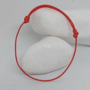 Piros védelem karkötő - ékszer - karkötő - fonott karkötő - Meska.hu