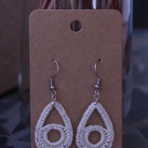 Cseppentő horgolt fülbevaló (bézs), Ékszer, Fülbevaló, Lógó csepp fülbevaló, Gyöngyfűzés, gyöngyhímzés, Horgolás, MESKA