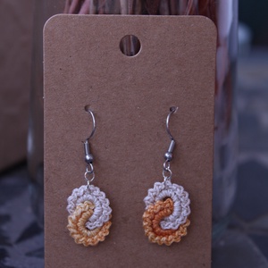 Áramló horgolt fülbevaló (bézs-narancssárga színátmenetes), Ékszer, Fülbevaló, Lógó fülbevaló, Horgolás, MESKA